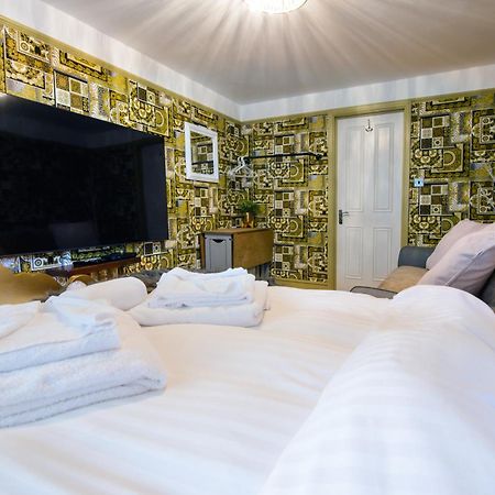 Deluxe 2 Bed Versace Bungalow Hot Tub, Sky Tv, Cinema Screen Saffron Walden Eksteriør billede