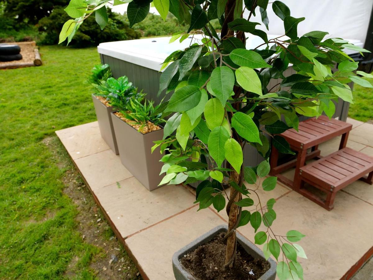 Deluxe 2 Bed Versace Bungalow Hot Tub, Sky Tv, Cinema Screen Saffron Walden Eksteriør billede