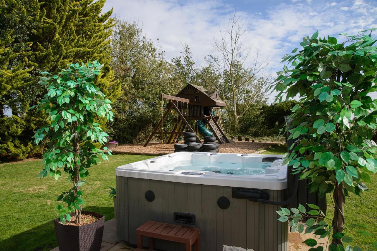 Deluxe 2 Bed Versace Bungalow Hot Tub, Sky Tv, Cinema Screen Saffron Walden Eksteriør billede