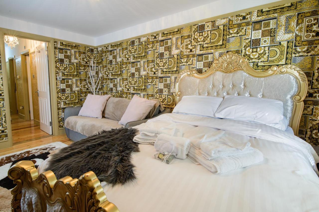 Deluxe 2 Bed Versace Bungalow Hot Tub, Sky Tv, Cinema Screen Saffron Walden Eksteriør billede