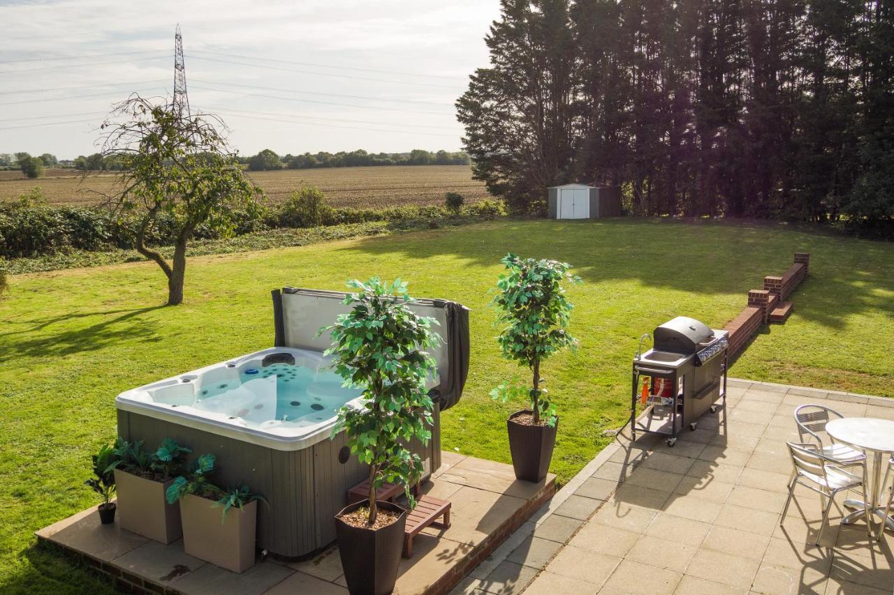 Deluxe 2 Bed Versace Bungalow Hot Tub, Sky Tv, Cinema Screen Saffron Walden Eksteriør billede