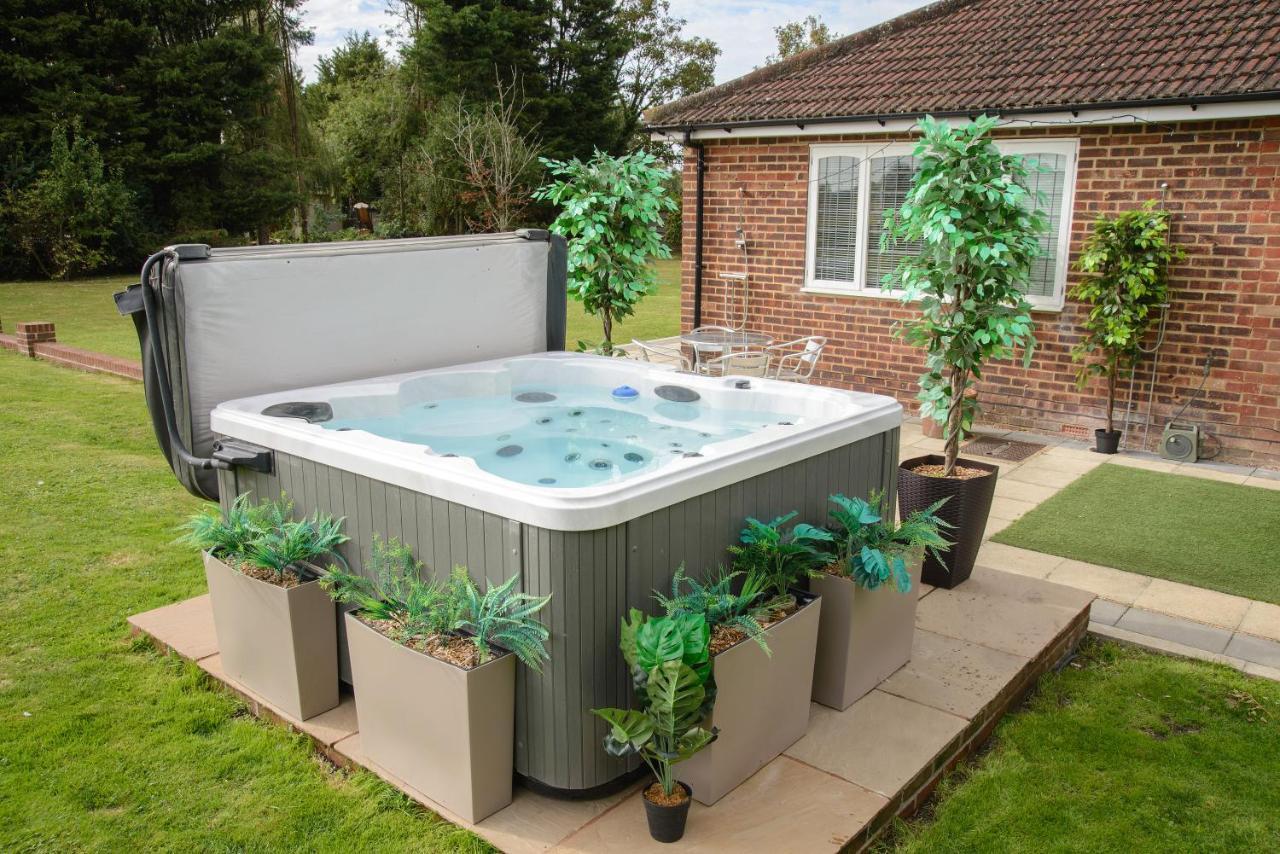 Deluxe 2 Bed Versace Bungalow Hot Tub, Sky Tv, Cinema Screen Saffron Walden Eksteriør billede