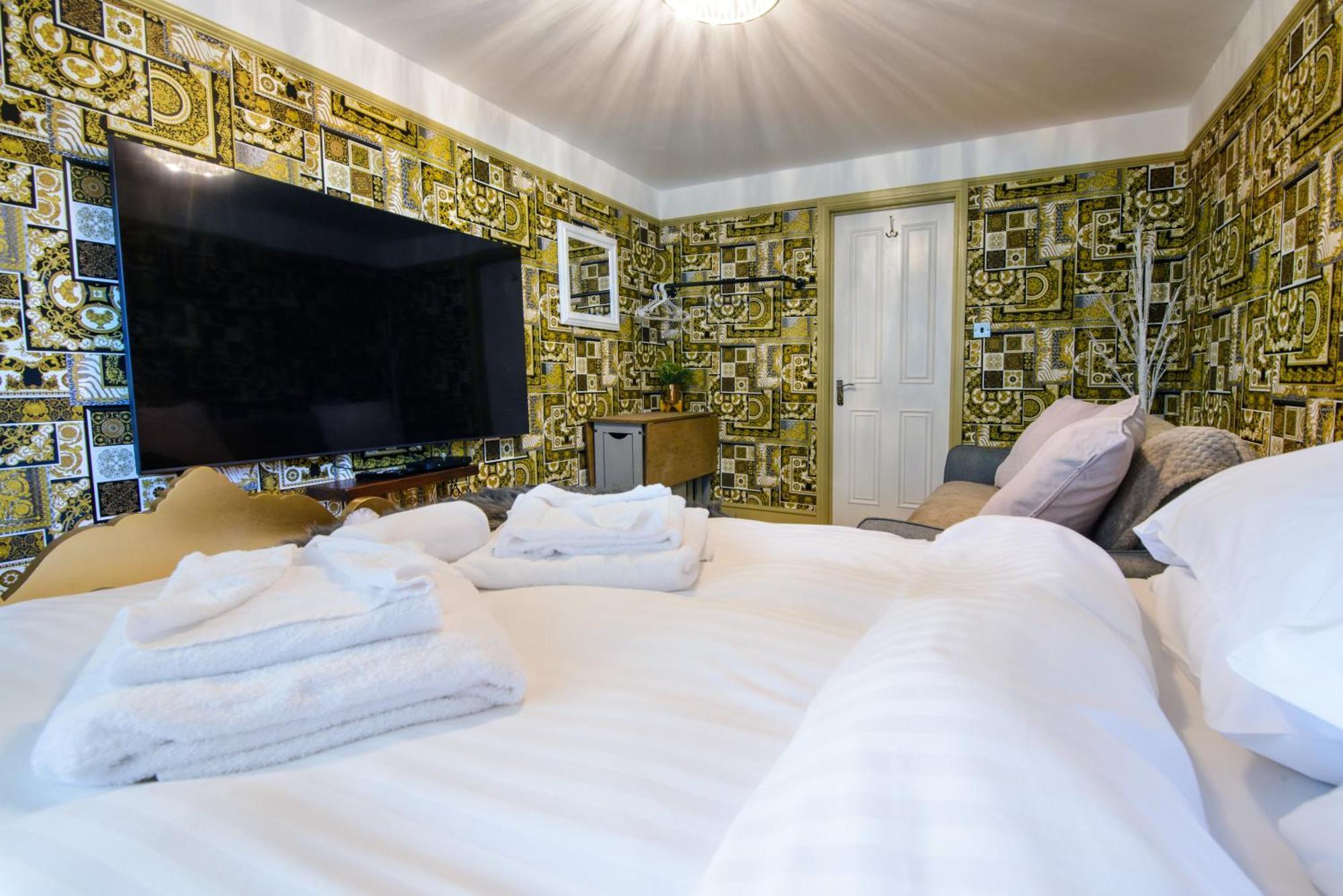 Deluxe 2 Bed Versace Bungalow Hot Tub, Sky Tv, Cinema Screen Saffron Walden Eksteriør billede